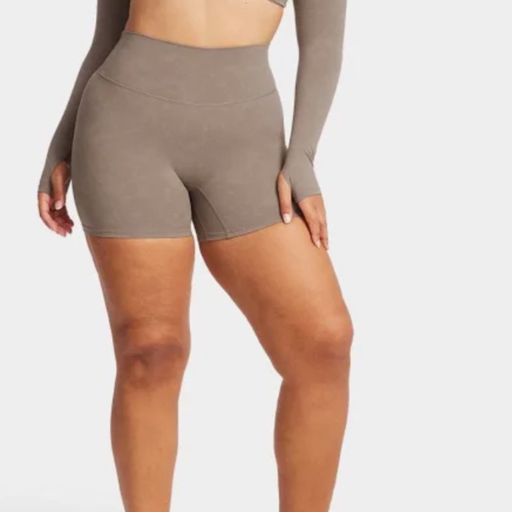 Crop shop boutique Sierra Crop scrunch shorts Fade Mocha
